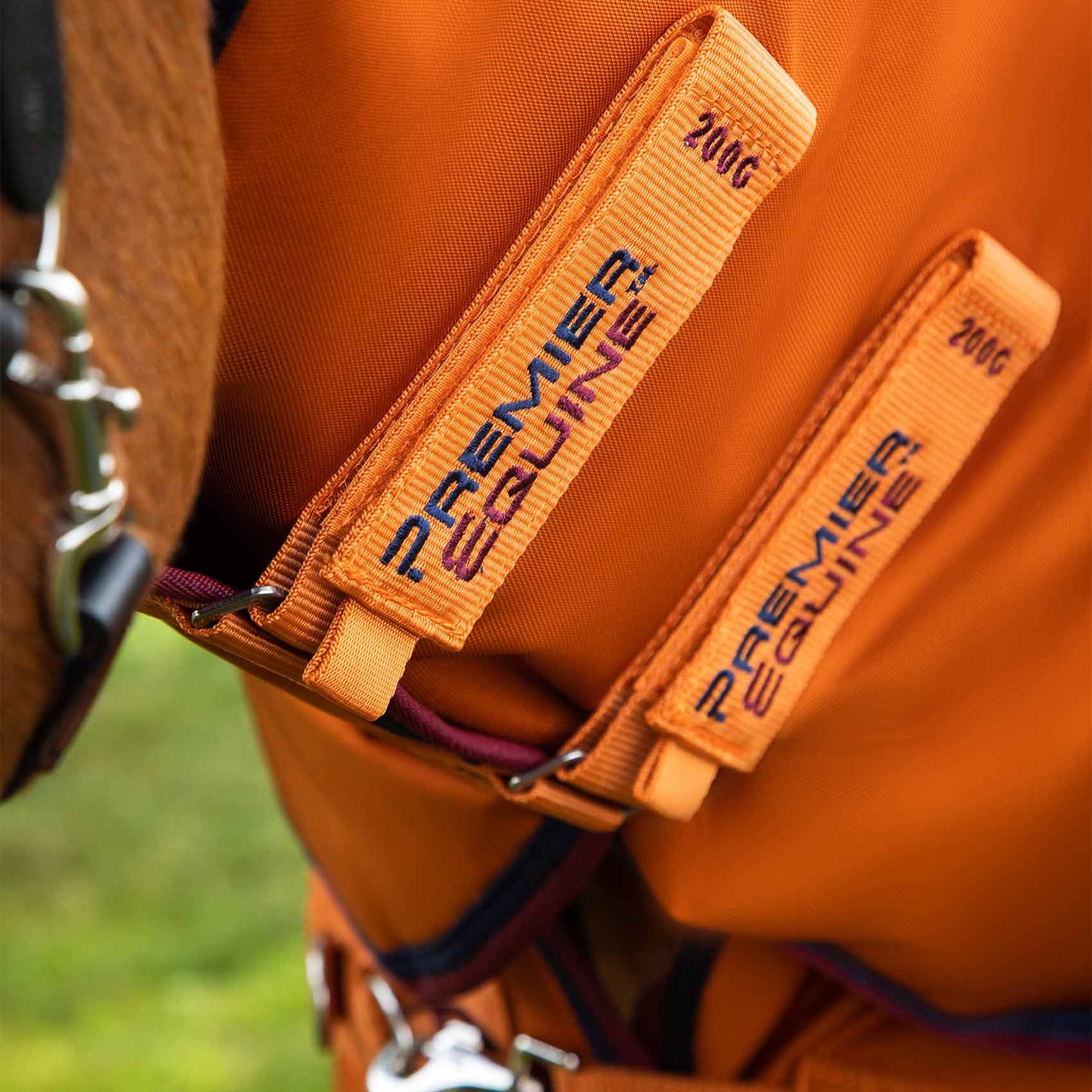 Couverture Buster Storm 200g Imperméable Nylon Balistique 840D avec Couvre-Cou Classique | Premier Equine