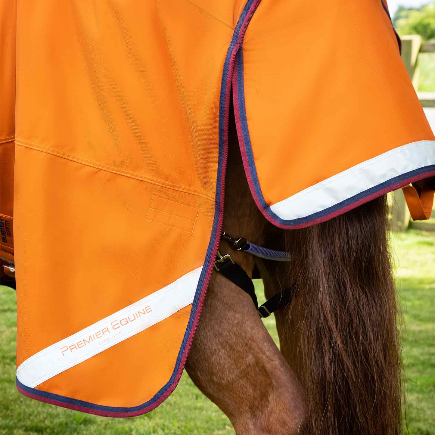 Couverture Buster Storm 200g Imperméable Nylon Balistique 840D avec Couvre-Cou Classique | Premier Equine