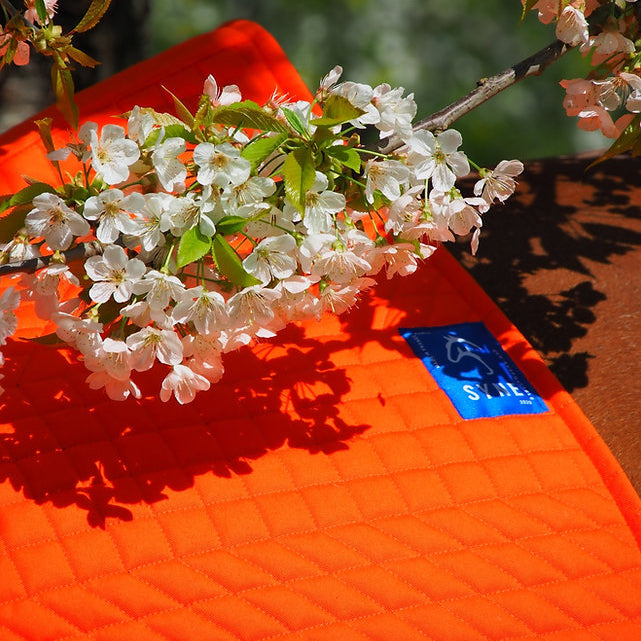 Tapis Synapse Orange Syne – Tissu Up-cyclé & Maille 3D Respirante pour Chevaux