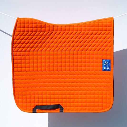 Tapis Synapse Orange Syne – Tissu Up-cyclé & Maille 3D Respirante pour Chevaux
