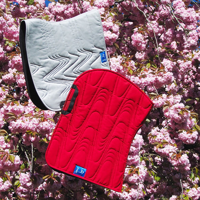 Tapis Synergie Rouge Syne – Tissu Up-cyclé Gabardine Coton, Rembourrage Ouate & Maille 3D Respirante