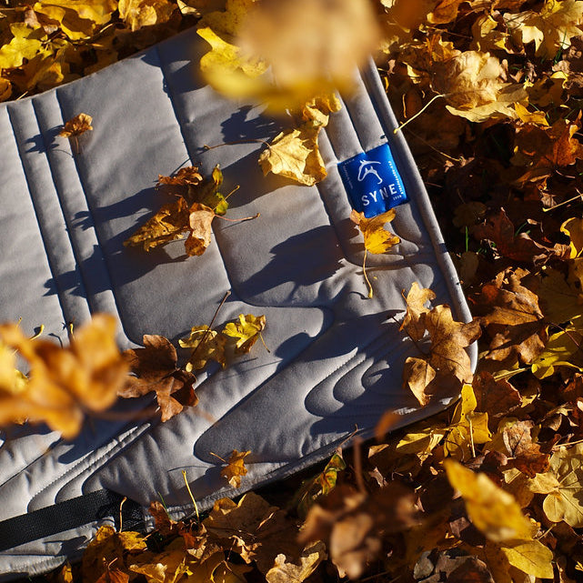 Tapis Synesthésie Gris Syne – Tissu Up-cyclé & Maille 3D Respirante pour Chevaux