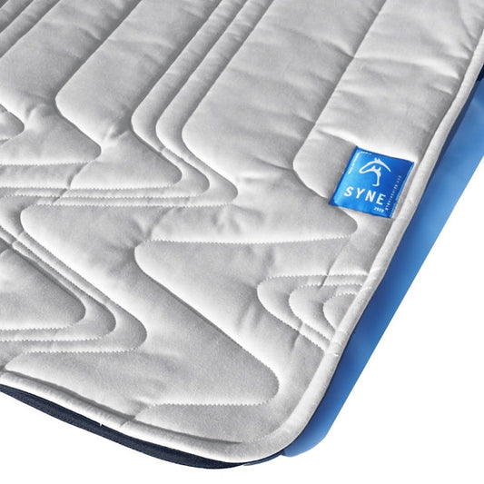 Tapis Synesthésie Gris Syne – Tissu Up-cyclé & Maille 3D Respirante pour Chevaux
