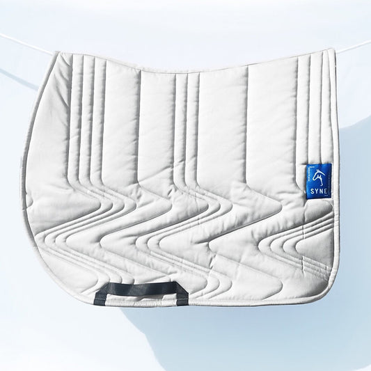 Tapis Synesthésie Gris Syne – Tissu Up-cyclé & Maille 3D Respirante pour Chevaux