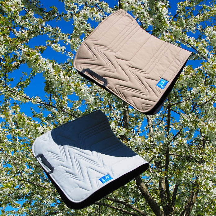 Tapis Synesthésie Taupe Syne – Tissu Up-cyclé & Maille 3D Respirante pour Chevaux