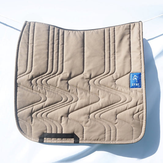Tapis Synesthésie Taupe Syne – Tissu Up-cyclé & Maille 3D Respirante pour Chevaux
