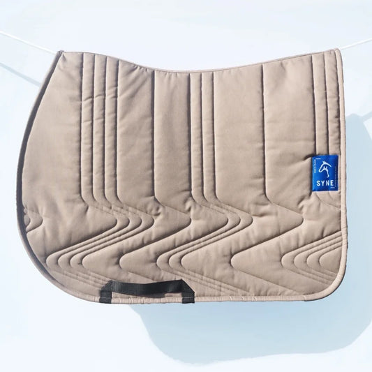 Tapis Synesthésie Taupe Syne – Tissu Up-cyclé & Maille 3D Respirante pour Chevaux
