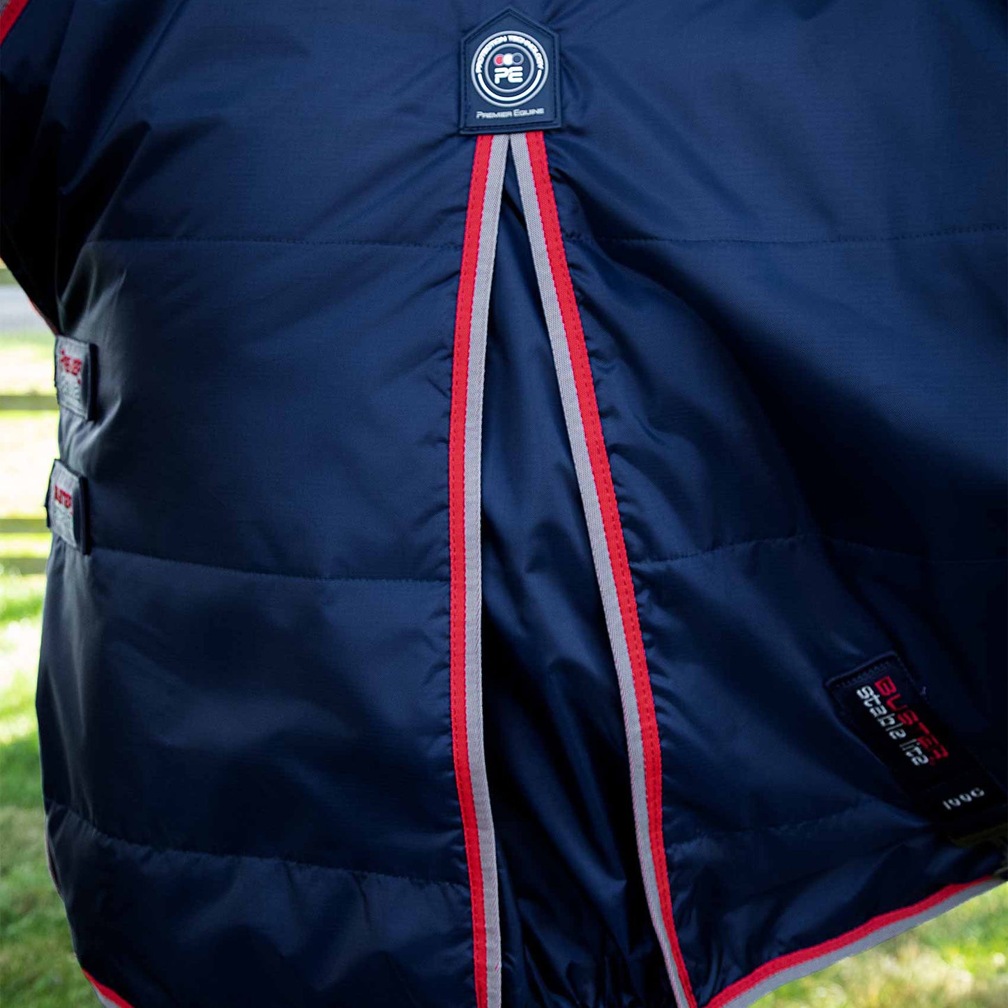 Couverture d’écurie Buster Lite 100g Imperméable Polyester 600D Respirante | Premier Equine