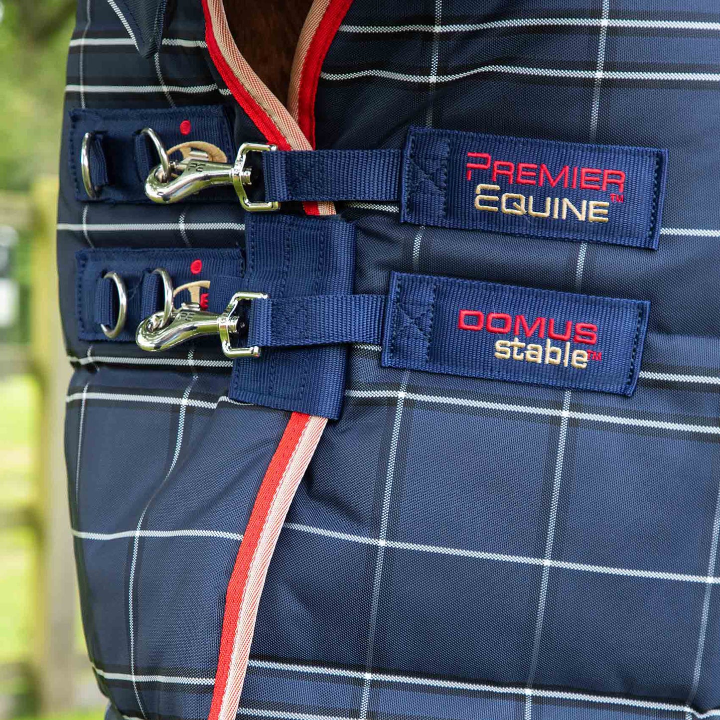 Couverture d’Écurie Domus 400g avec Couvre-Cou Intégré | Premier Equine Polypropylène 1200D
