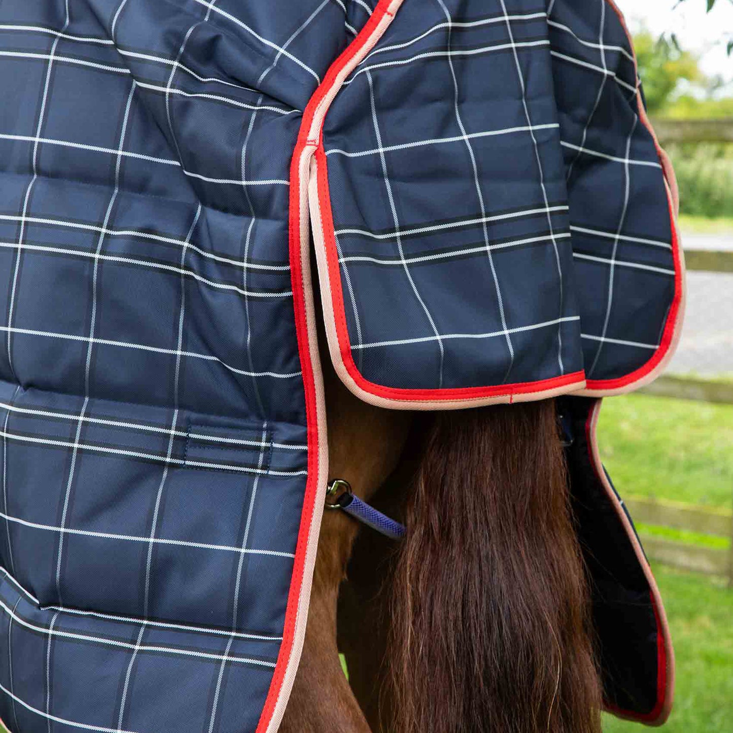 Couverture d’Écurie Domus 400g avec Couvre-Cou Intégré | Premier Equine Polypropylène 1200D