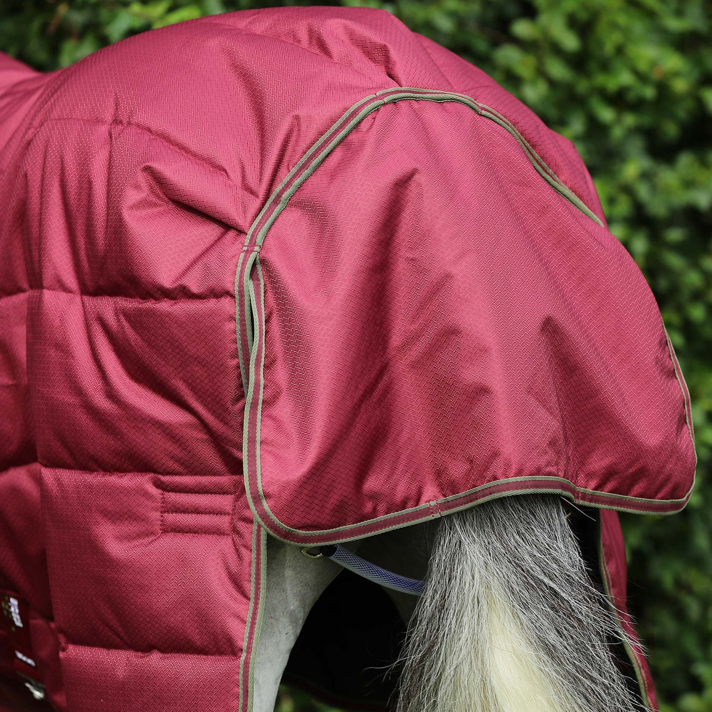 Couverture d’écurie Hydra 350g avec couvre cou – Imperméable et respirante en polyester 600D