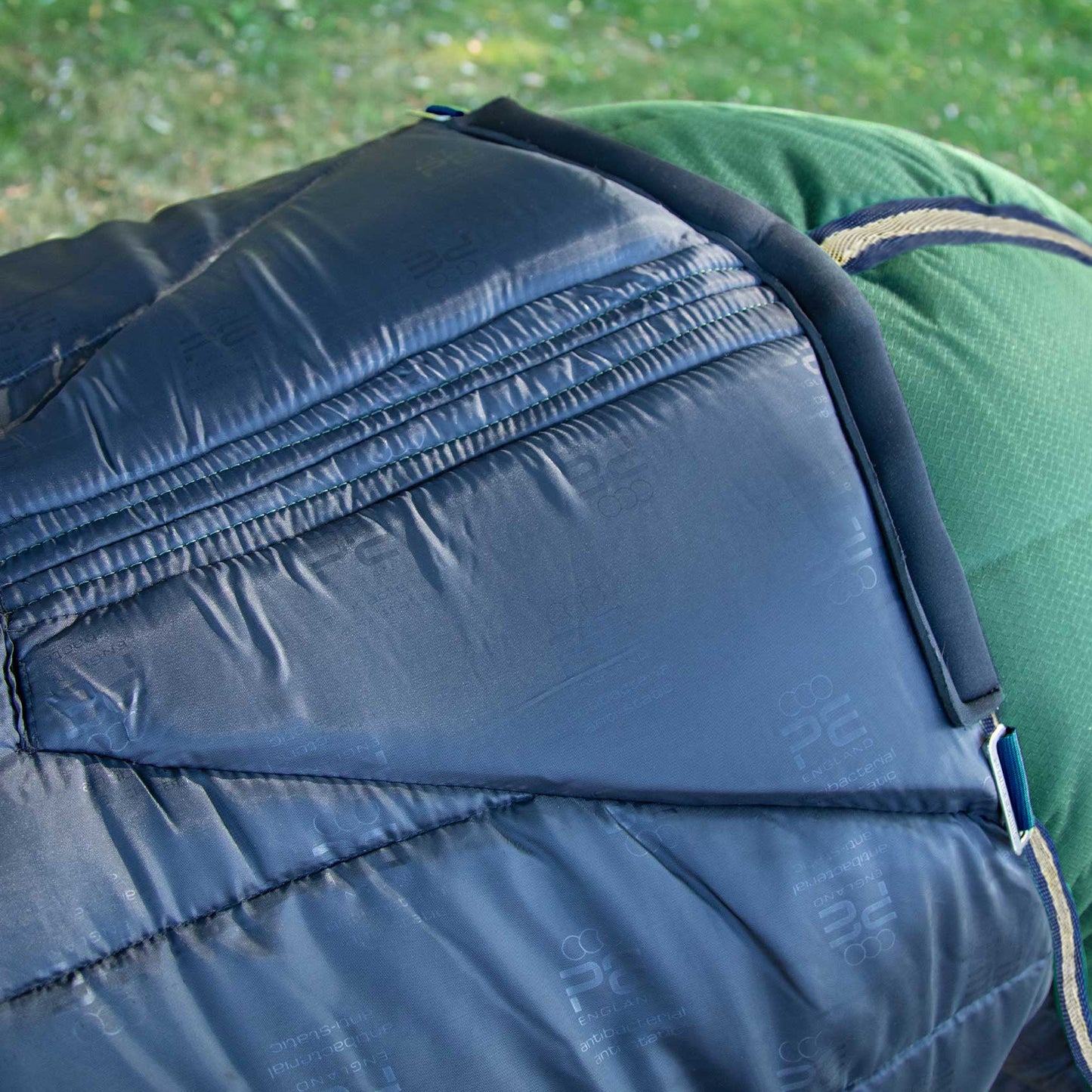 Couverture d’Écurie Lucanta 200g avec Couvre Cou Amovible | Polyester 600D Respirant & Coussin de Garrot