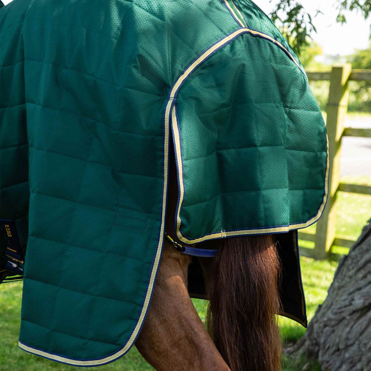 Couverture d’Écurie Lucanta 200g avec Couvre Cou Amovible | Polyester 600D Respirant & Coussin de Garrot