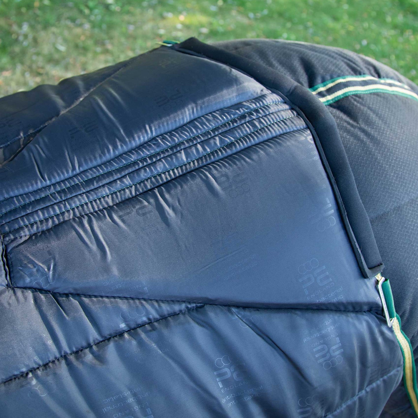 Couverture d’Écurie Lucanta 450g Demi Stable | Polyester 600D Respirant & Coussin de Garrot Néoprène