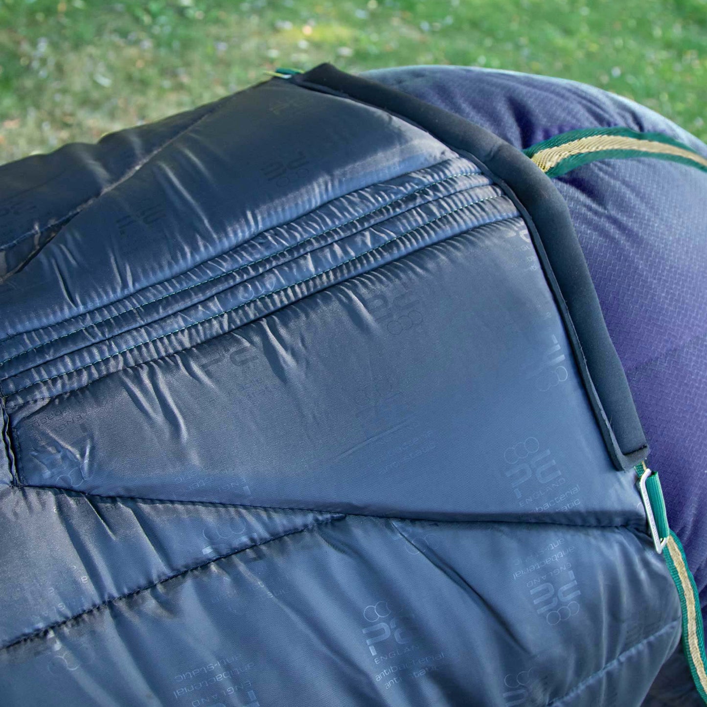 Couverture d’Écurie Lucanta 450g avec Couvre Cou Amovible | Polyester 600D Respirant & Coussin de Garrot