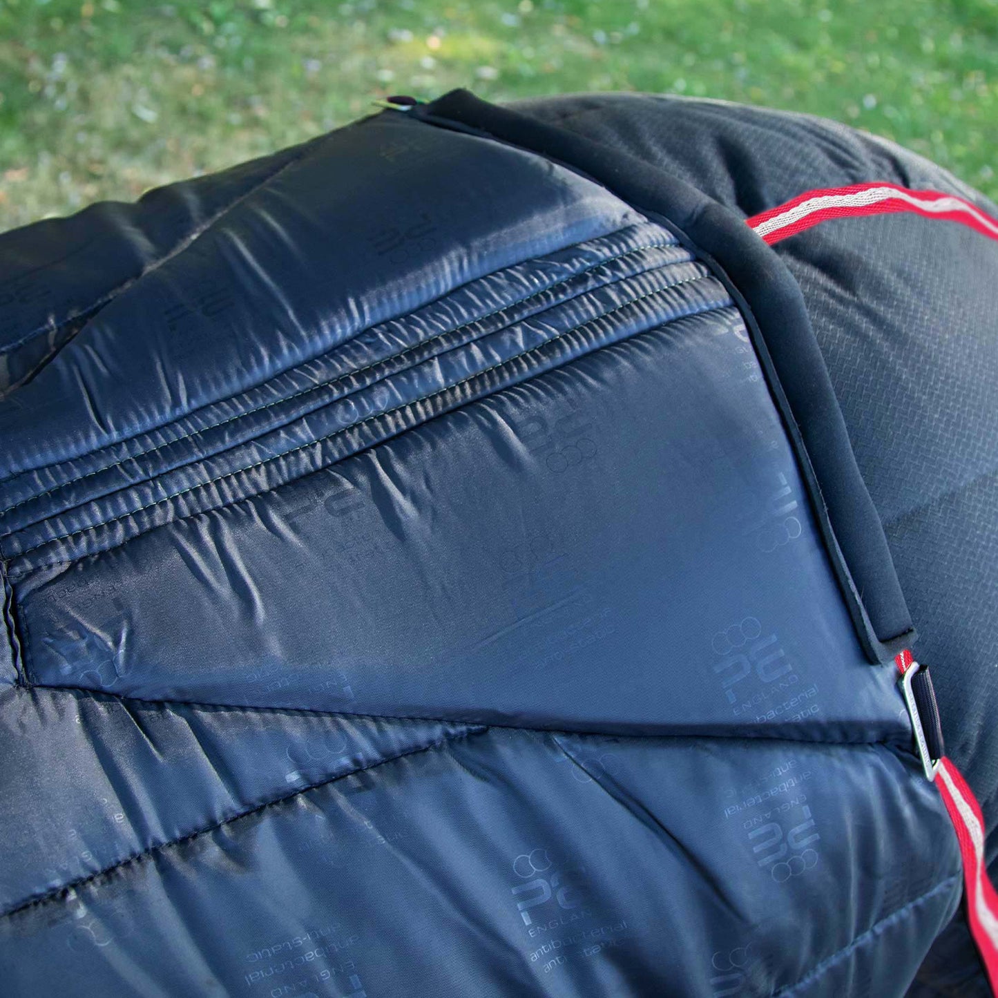 Couverture d’Écurie Lucanta 450g avec Couvre Cou Amovible | Polyester 600D Respirant & Coussin de Garrot