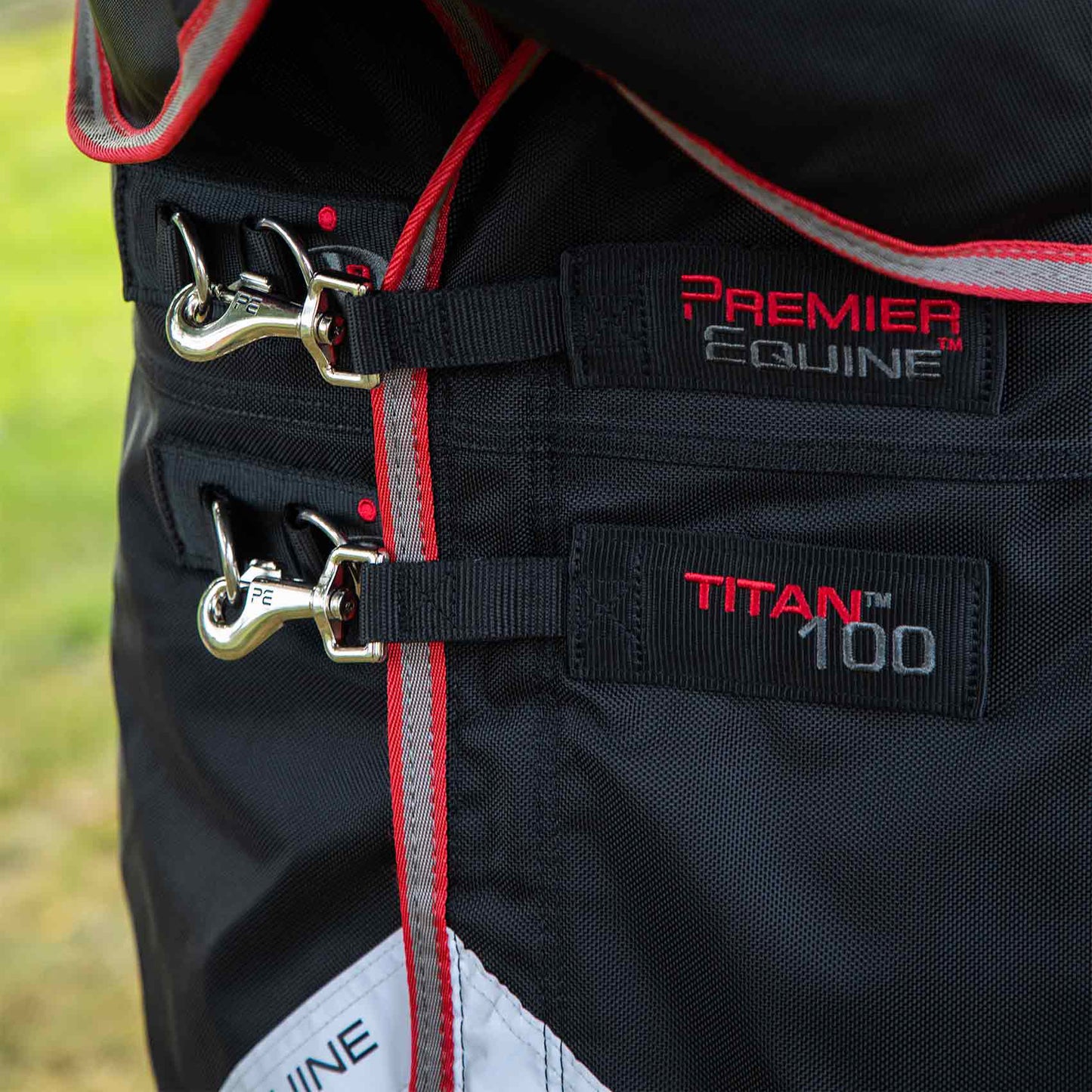 Couverture Titan 100g Premier Equine avec Couvre-Cou – Protection Imperméable et Respirante pour Cheval