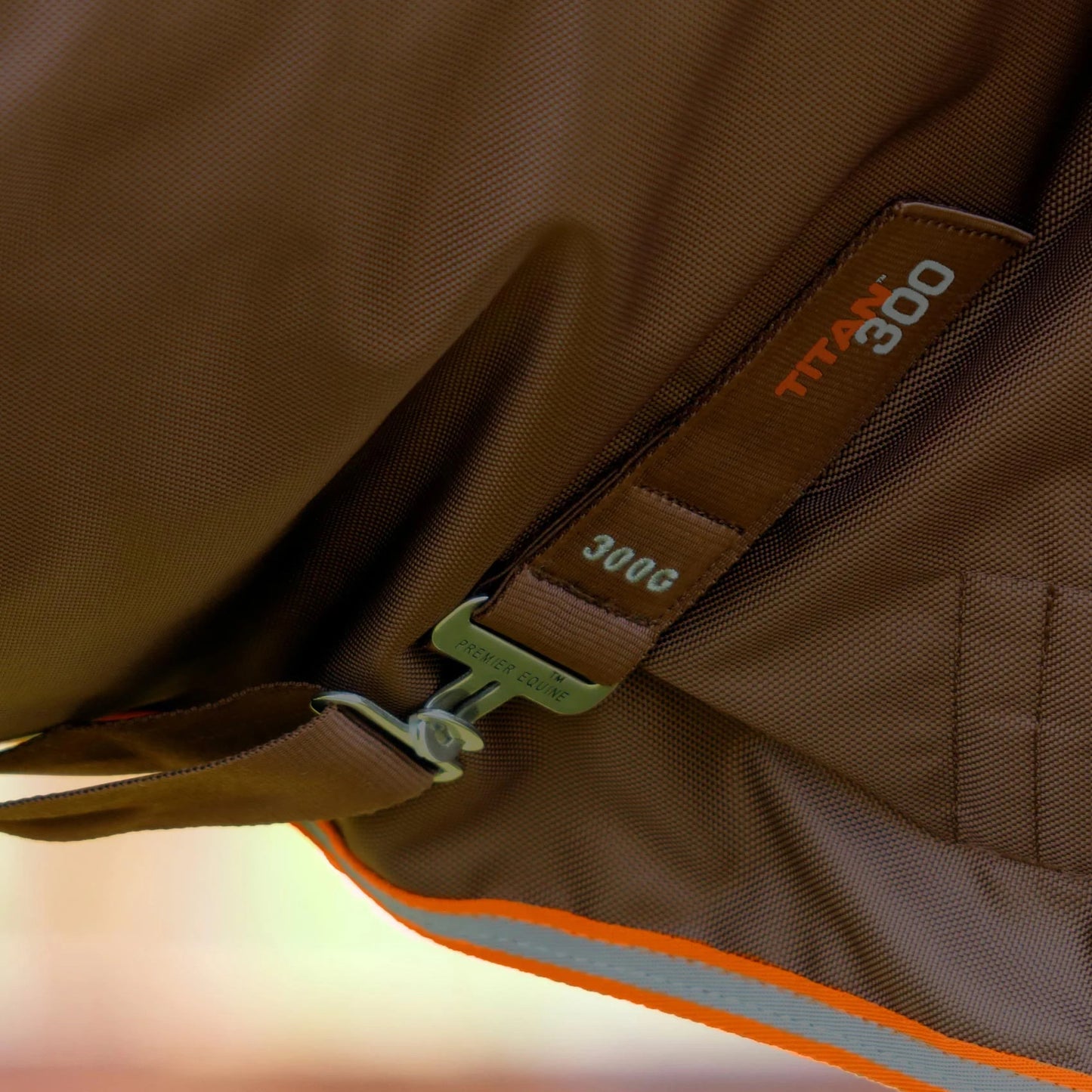 Couverture Titan 300g Premier Equine avec Couvre Cou - Chaud, Imperméable & Résistant