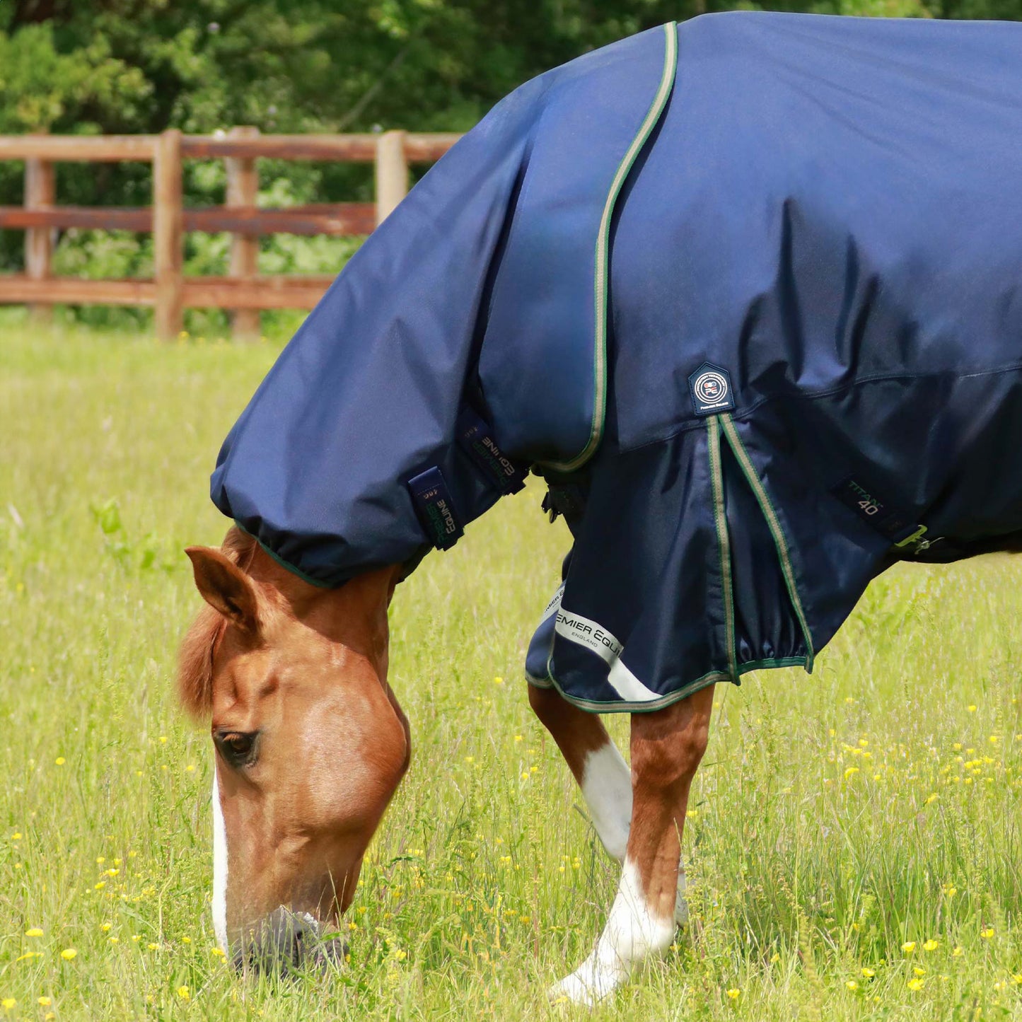Couverture Titan 40g avec Couvre-Cou Premier Equine – Protection Légère et Durable pour Chevaux