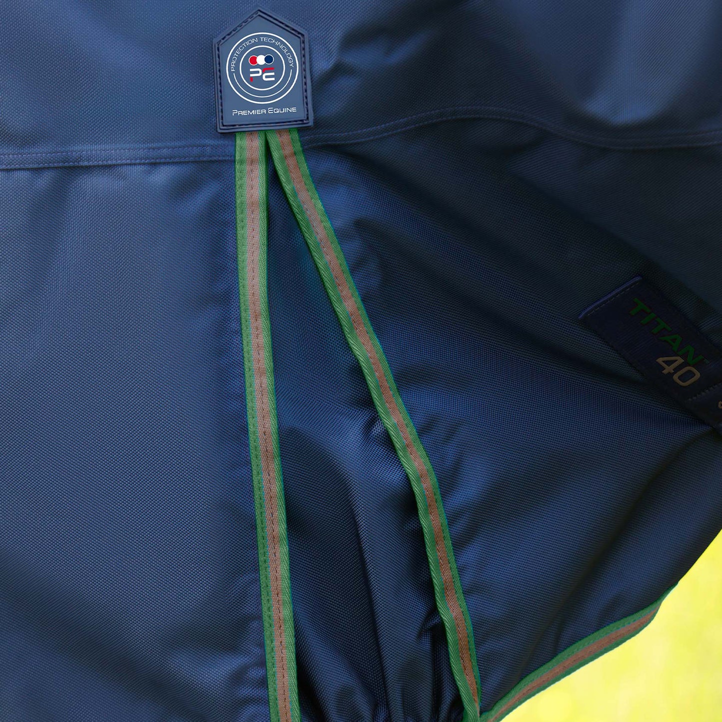 Couverture Titan 40g avec Couvre-Cou Premier Equine – Protection Légère et Durable pour Chevaux