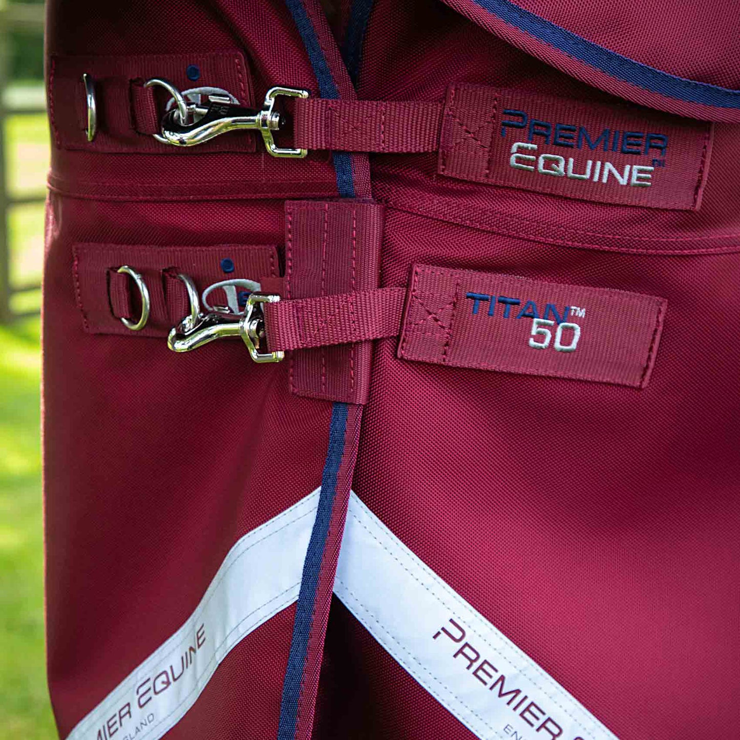 Couverture Titan 50g avec Couvre-Cou Premier Equine – Protection Légère et Résistante pour Chevaux