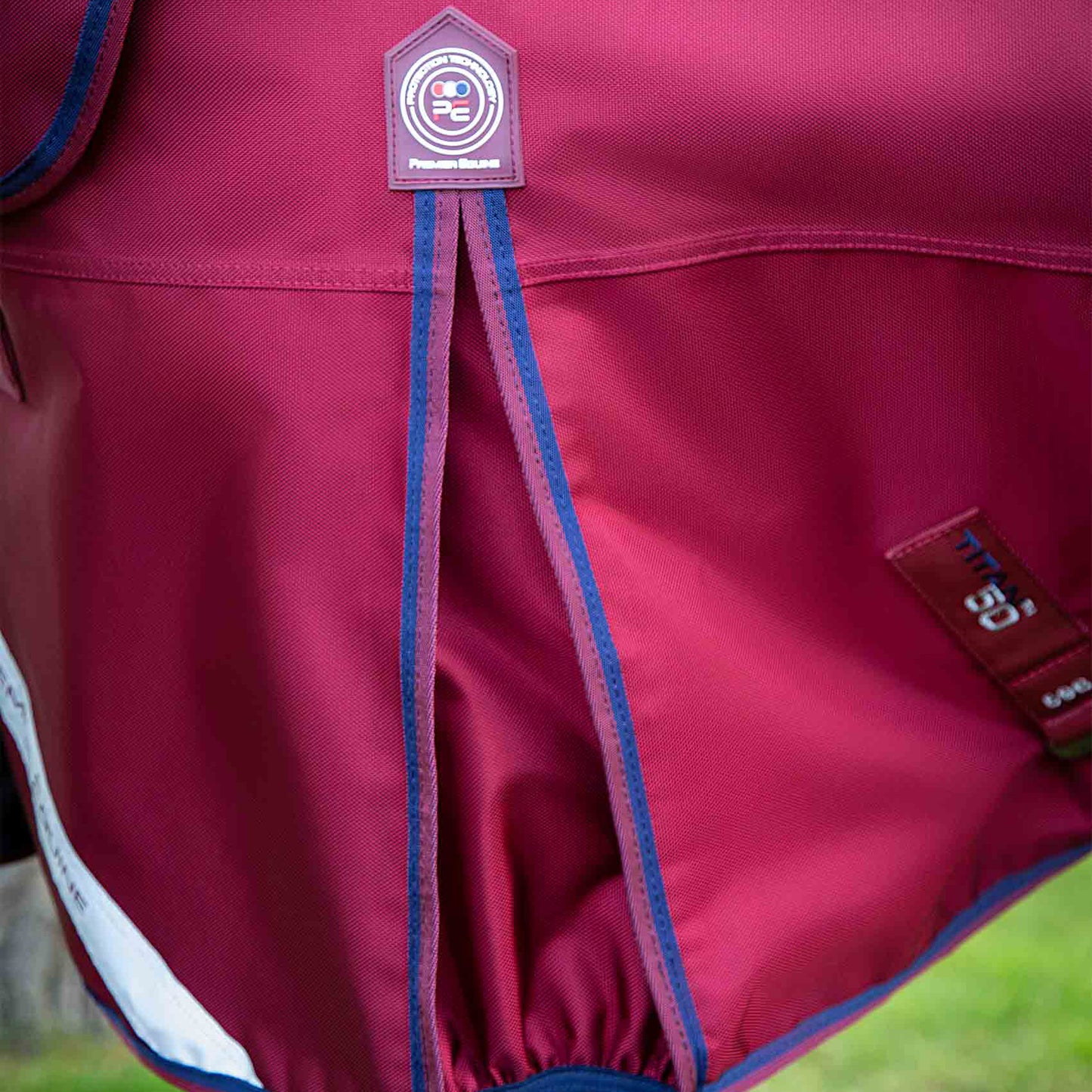 Couverture Titan 50g avec Couvre-Cou Premier Equine – Protection Légère et Résistante pour Chevaux