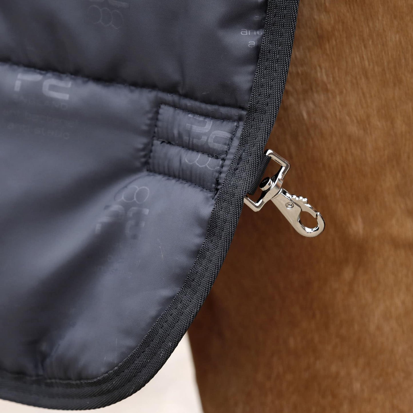 Sous-couverture Lucanta 100g – Liner respirant avec coussinets de garrot pour cheval