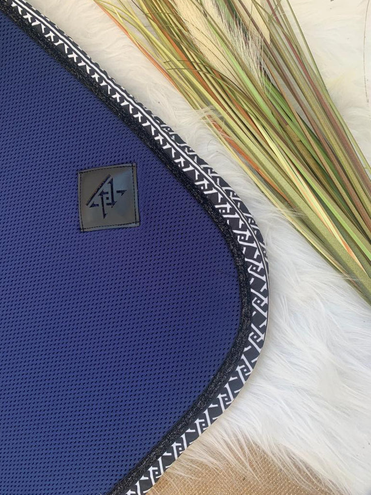 Tapis de Selle Oxxer Mesh Monogramme – Respirant, Amortissant et Élégant