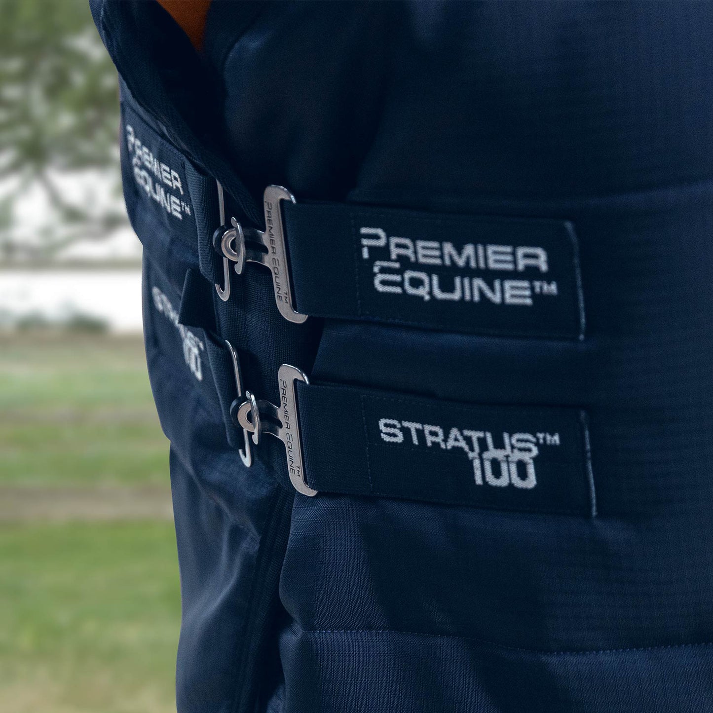 Couverture d’écurie Stratus 100g avec Couvre-Cou Premier Equine – Polyester Ripstop 420D Respirant et Confortable