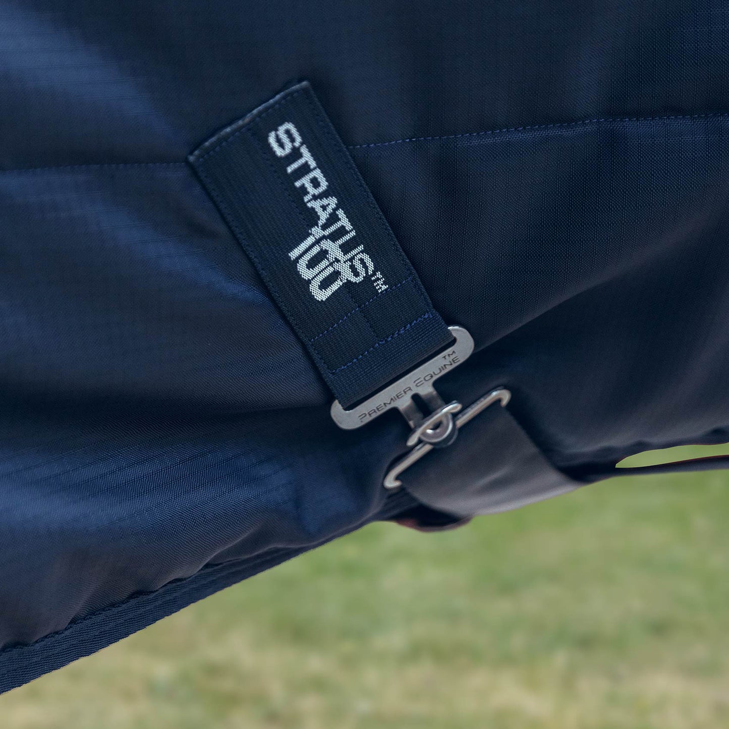 Couverture d’écurie Stratus 100g avec Couvre-Cou Premier Equine – Polyester Ripstop 420D Respirant et Confortable
