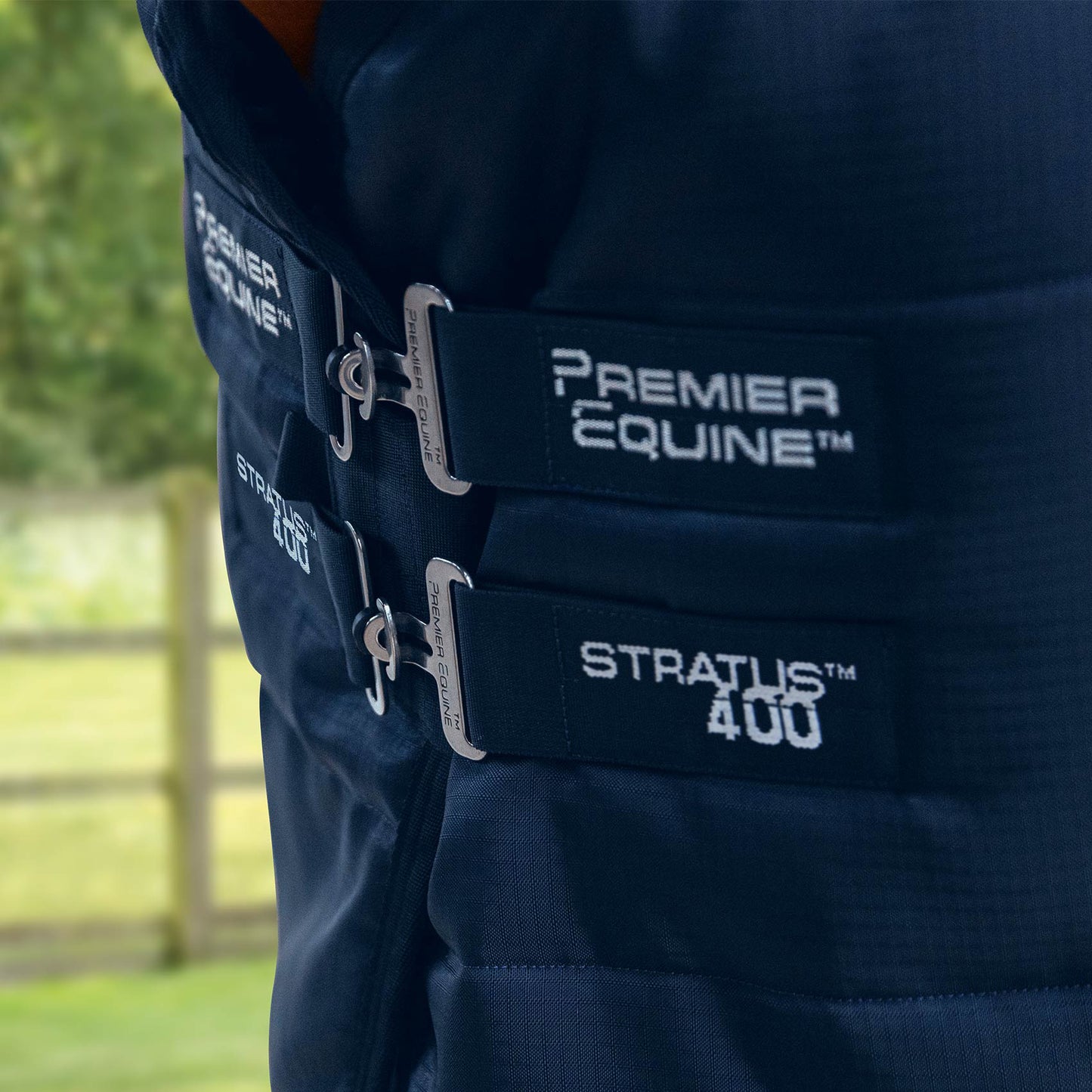 Couverture d’écurie Stratus 400g avec couvre-cou 420D – Isolation thermique et confort Premier Equine