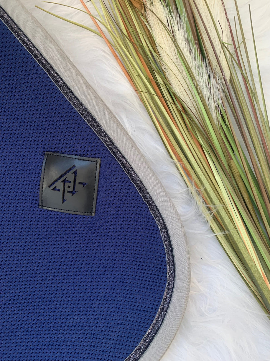 Tapis de Selle Oxxer Mesh Marine Bord Couleur – Respirant et Élégant