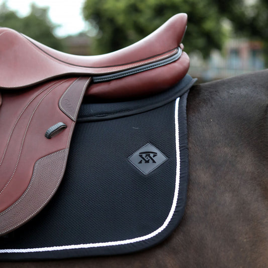Tapis de selle Oxxer Mesh Cordelette porté sur cheval – ultra respirant pour l’été