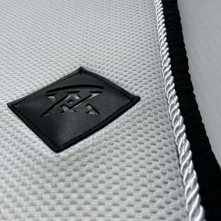 Tapis de Selle Oxxer Mesh Cordelette – Respirant et Léger pour l’Été