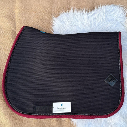 Tapis de selle Oxxer Mesh Noir Bord Couleur porté sur cheval – base noire et bord coloré