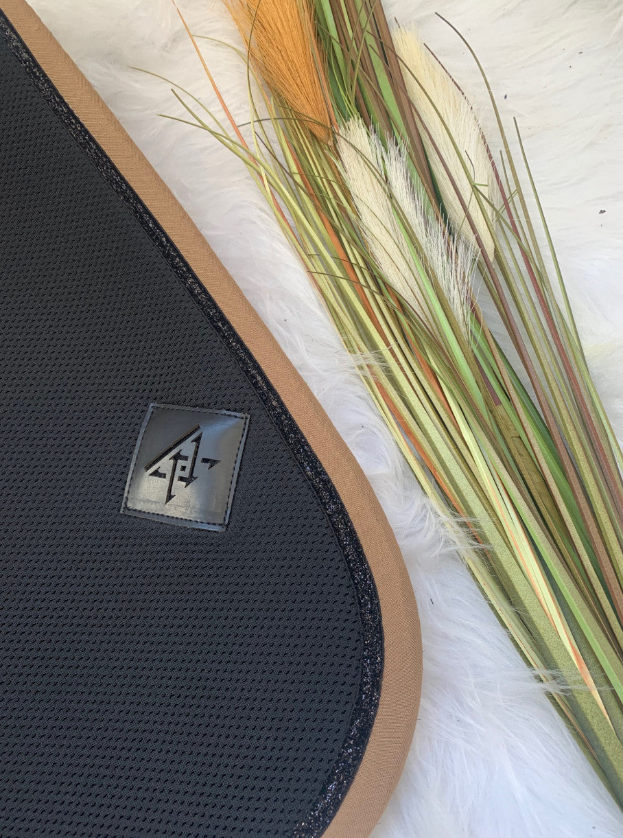 Tapis de Selle Oxxer Mesh Noir Bord Couleur – Respirant et Élégant