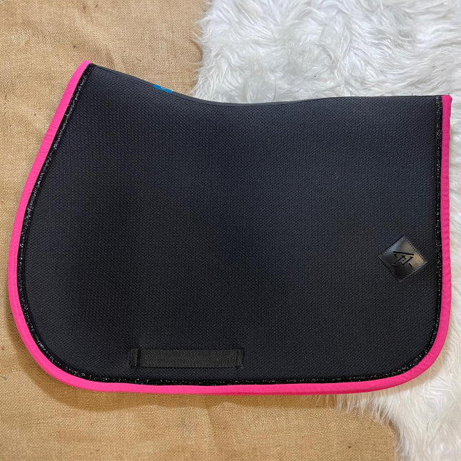 Tapis de Selle Oxxer Mesh Noir Bord Couleur – Respirant et Élégant