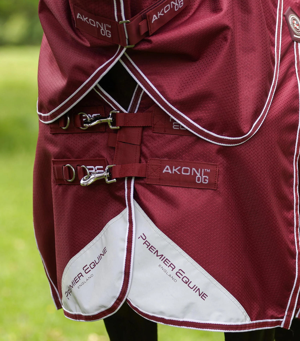 Couverture d’extérieur Akoni 0 g avec couvre-cou classique – Premier Equine