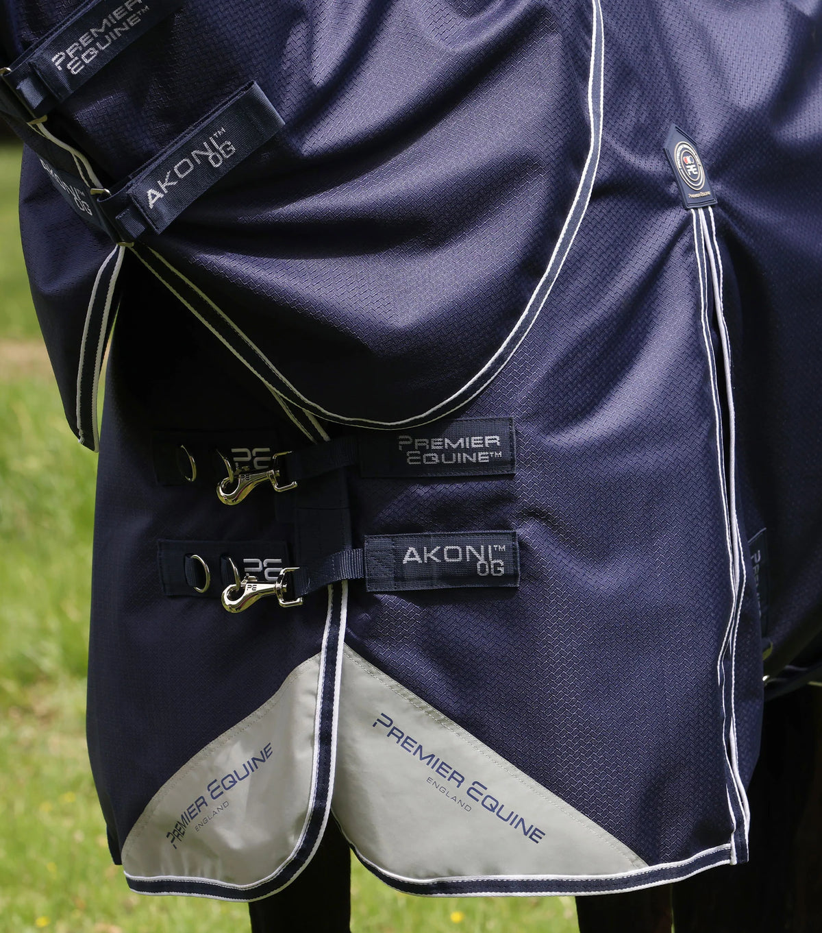 Couverture d’extérieur Akoni 0 g avec couvre-cou classique – Premier Equine