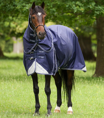 Couverture d’extérieur Akoni 100 g avec couvre-cou classique – Premier Equine