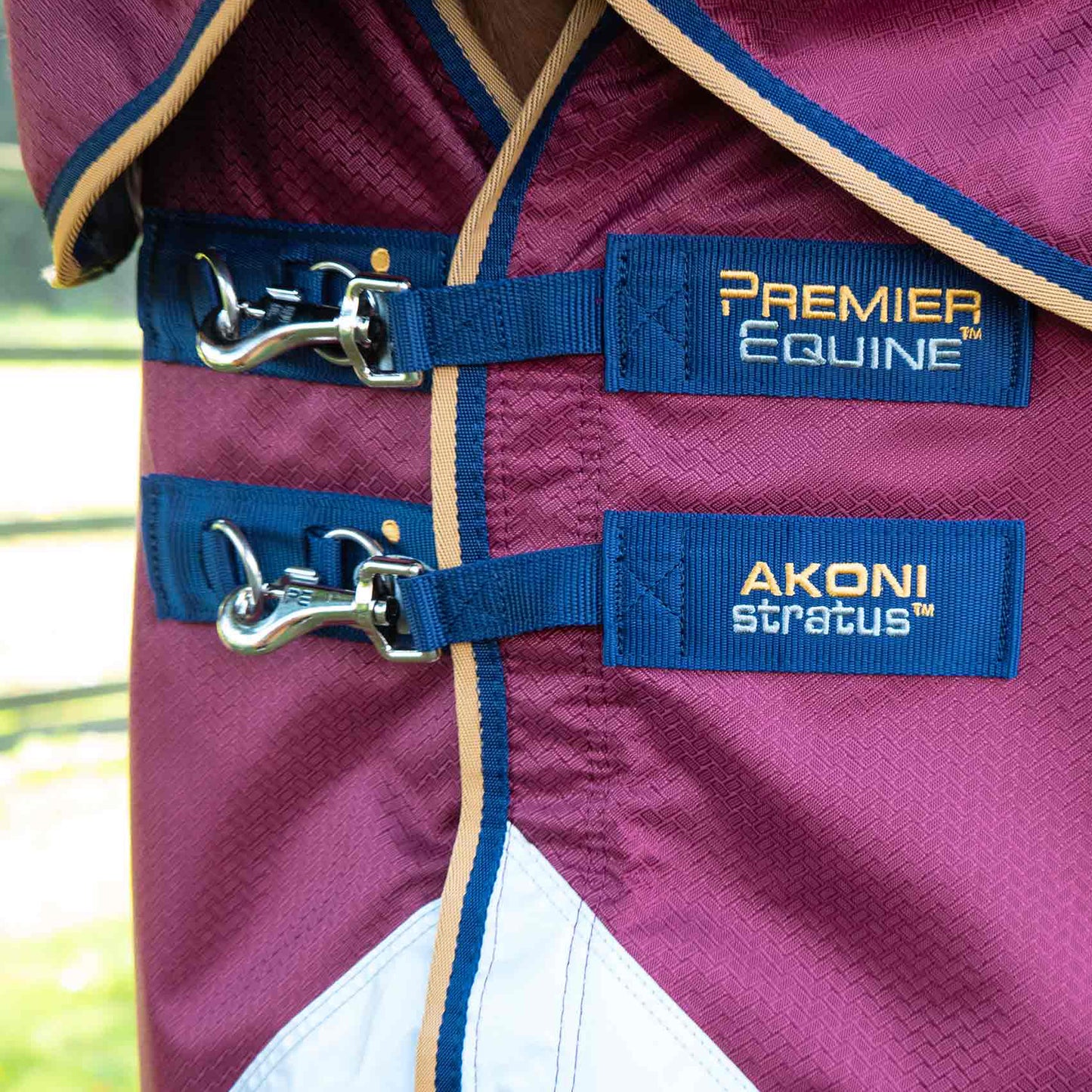 Couverture Akoni 0g avec Couvre-Cou Imperméable Polyester 600D Respirante | Premier Equine