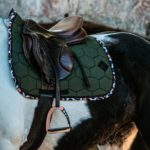 Cheval avec tapis kaki Oxxer édition Léopard Automne 2025 – confort, respirabilité et style