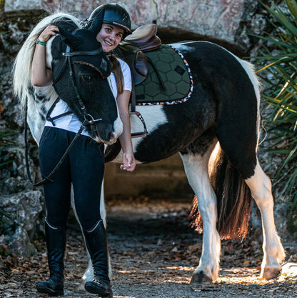 Cheval avec tapis kaki Oxxer édition Léopard Automne 2025 – confort, respirabilité et style