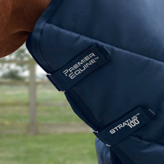 Couverture d’écurie Stratus 100g avec Couvre-Cou Premier Equine – Polyester Ripstop 420D Respirant et Confortable