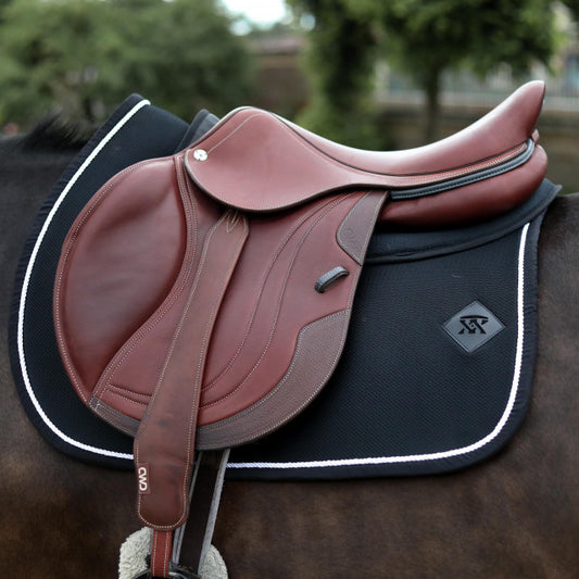 Tapis de selle Oxxer Mesh Cordelette porté sur cheval – ultra respirant pour l’été