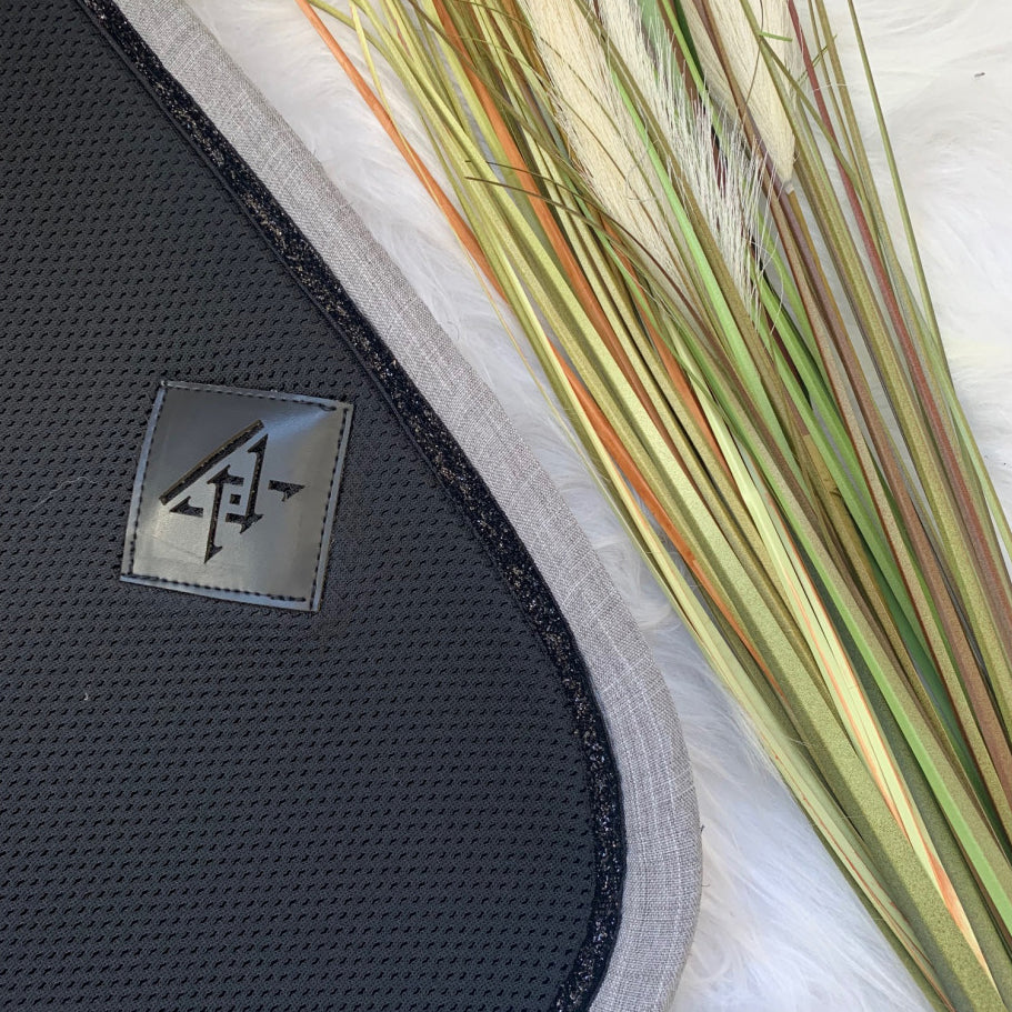 Tapis de Selle Oxxer Mesh Noir Bord Couleur – Respirant et Élégant