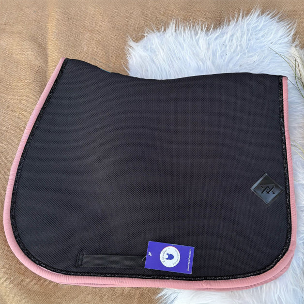 Tapis de selle Eden by Pénélope Point Sellier - Noir & Fuchsia - Pénélope Store Tapis de selle Eden by Pénélope Point Sellier - Noir & Fuchsia - Pénélope Store